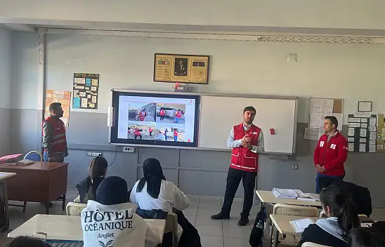 Kızılay Gönüllüleri, Gevher Nesibe Lisesi'nde öğrencilerle buluştu