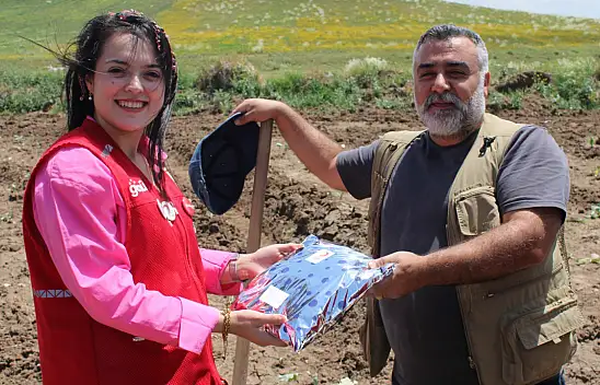 Kızılay gönüllülerinden Ağrı'da emekçi babalara babalar günü sürprizi