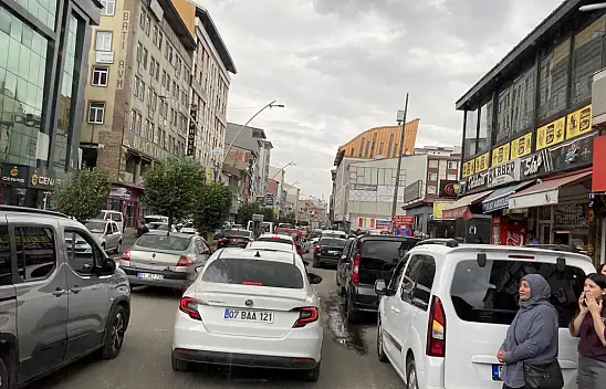 KPSS trafiği Ağrı'da yolları kilitledi: Sürücüler santim santim ilerledi