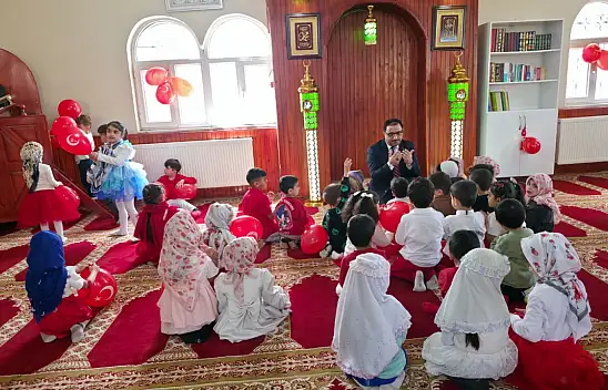 Küçük kalpler 23 Nisan'da camide buluştu
