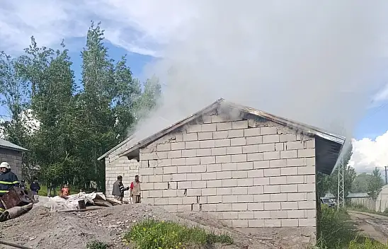 Küpkıran'daki ev yangınında zamanla yarış! İtfaiye duvarı kırarak müdahale etti