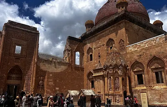 Kurban Bayramı'nda İshak Paşa Sarayı ziyaretçi akınına uğradı