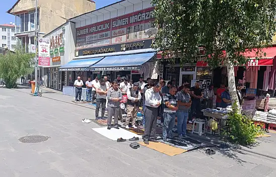 Meydan Camii'nde yaz geleneği: Cemaat dışarıda saf tuttu