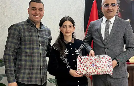 Müdür Şen başarılı öğrencileri ödüllendirdi