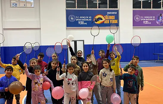 Muş Malazgirt'te Gençler Badmintonla Hareket Ediyor