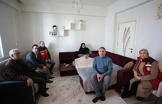 Muş'ta 12 yıldır yürüyemeyen eşine sevgiyle bakıyor