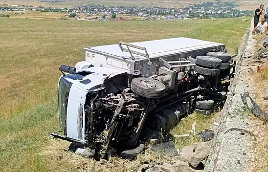 Muş'ta feci kaza: Kamyon ile otomobil çarpıştı, 2 kişi hayatını kaybetti