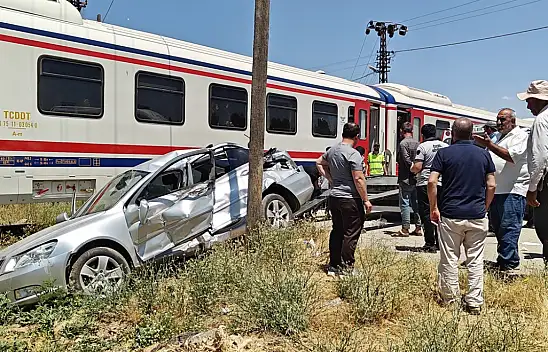 Muş'ta yolcu treni otomobile çarptı: 3 yaralı