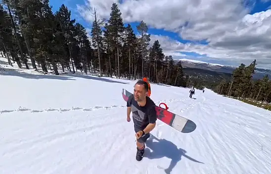 'Nisan'da Sarıkamış'ta Kış Eğlencesi: Gençler Snowboard ile Bahar Keyfi Yaşıyor!'