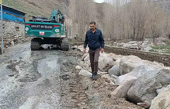 Oltu'da sağanak yağış sonrası dereler taştı, ekipler acil müdahale etti!