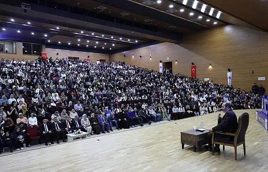 Ömer Demirbağ AİÇÜ'de gençlerle buluştu
