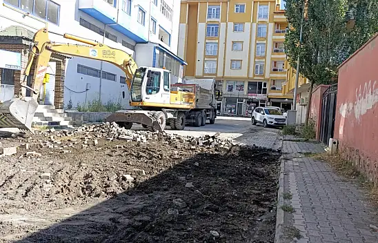Parke taşlar söküldü, asfalt hazırlıkları başladı