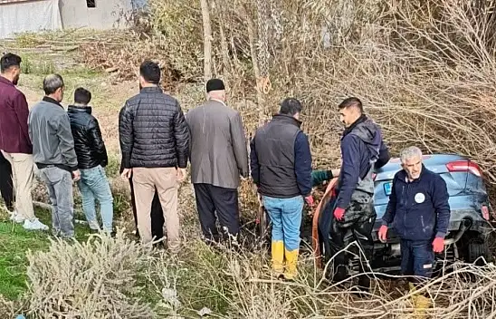 Patnos-Erciş yolunda araç dereye uçtu! Sürücü kazadan kurtuldu
