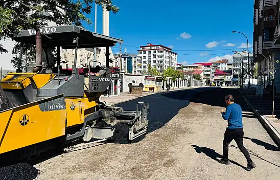 Patnos'ta altyapısı tamamlanan sokakta asfalt serimi başladı