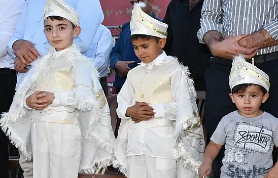 Patnos'ta çocuklar dualarla sünnet edildi, hediyelerle mutlu oldu