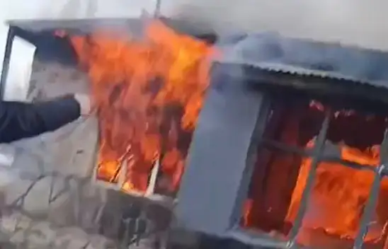 Patnos'ta evden yükselen alevler köyü ayağa kaldırdı