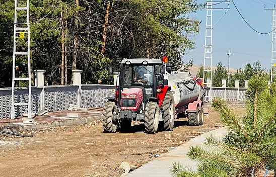 Patnos'ta genişletilen yol fidanlarla yeşillendiriliyor