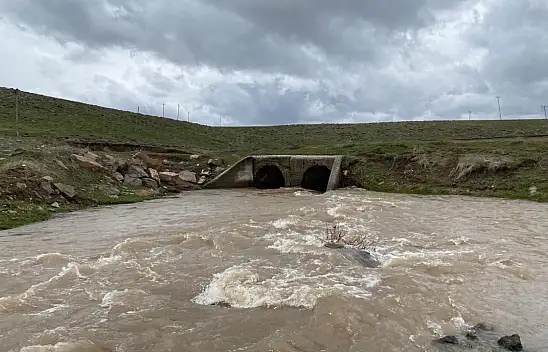Patnos'ta kar suları derelerin su seviyesini yükseltti