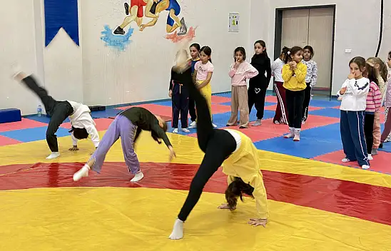 Patnos'ta minik sporcular Amatör Spor Haftası için sahaya çıktı