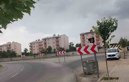 Patnos'ta riskli kavşaklara yeni önlem: Levhalara flaşör takıldı