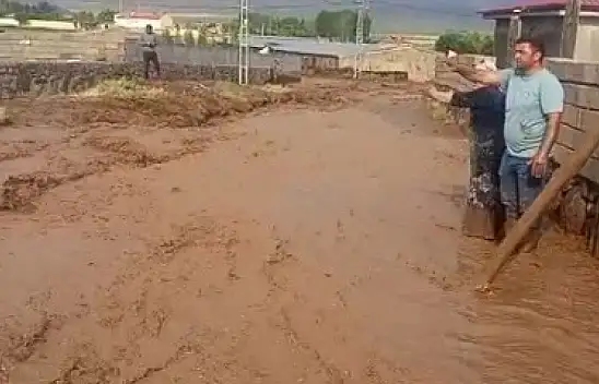Sağanak Doğubayazıt'ı vurdu: Köy yolları sele teslim oldu