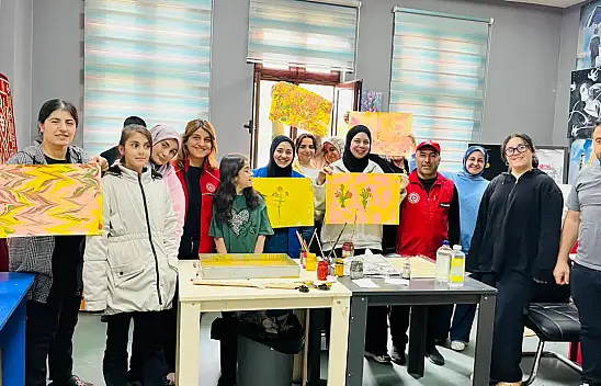 Serhat Genç Ofis'te gençler ebru sanatıyla buluştu