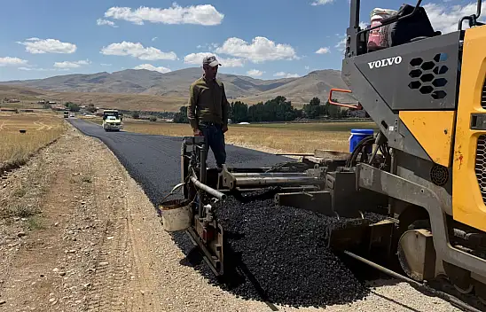 Taşlıçay'da 2,7 kilometrelik köy yolu sıcak asfaltla yenilendi