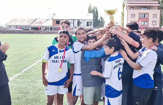 Taşlıçay'da Cumhuriyet Kupası'nın sahibi belli oldu! Finalde 7 gol atıldı