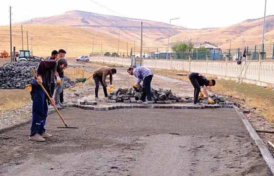 Taşlıçay'da köy yollarına 2 bin 250 metrekare parke taşı döşeniyor