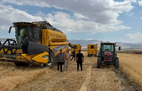 Taşlıçay'da üretime destek: Başkan Budak tarlada ekim yaptı