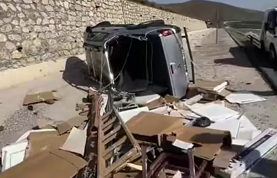 Tendürek Geçidi'nde korkutan kaza: Araç yan yattı