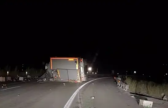 Tendürek Geçidi'nde tır devrildi, sürücü yaralandı