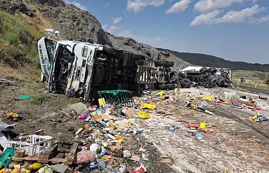 Tendürek'te iki tırın karıştığı kaza sonrası yol savaş alanına döndü