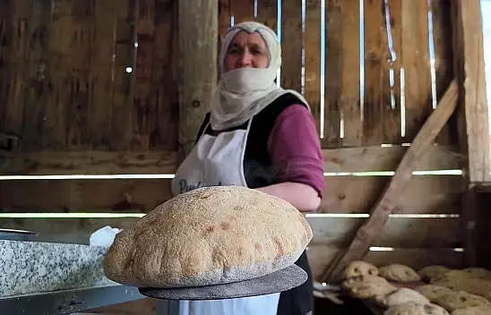 Tortum Şelalesi'nin yanı başında doğal ekmek mesaisi: Taleplere yetişemiyorlar