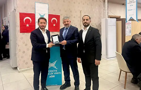 TÜGVA Ağrı iftarında iş insanı Azad Medeni Kahraman'a plaket