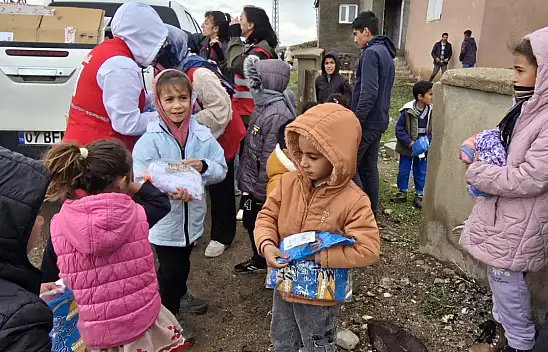 Türk Kızılay Diyadin Şubesi çocuklara bayram sevinci yaşatıyor