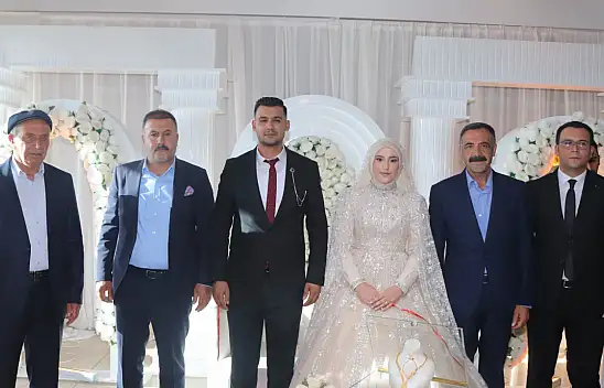 Tutak Belediye Başkanı Fevzi Sayan, genç çiftin nişan yüzüklerini taktı