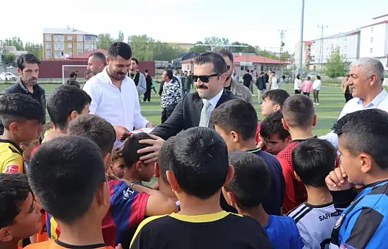 Tutak Kaymakamı Ahmet Coşkun'dan genç sporculara forma desteği