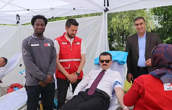 Tutak Kaymakamı Ahmet Coşkun'dan kan bağışına destek