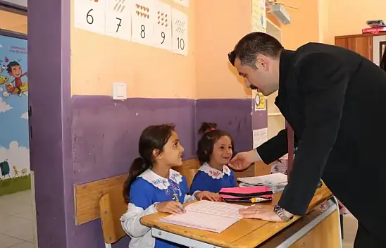Tutak Kaymakamı Coşkun çocukların güler yüzüne ortak oldu