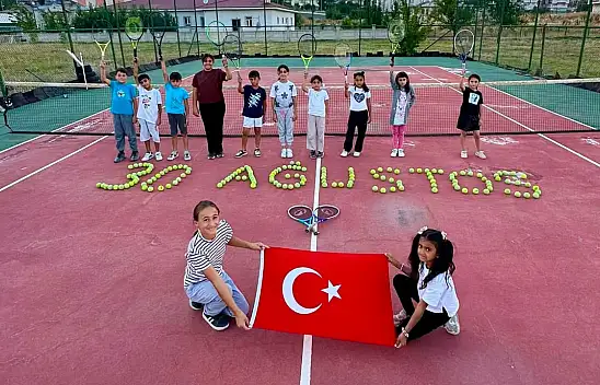 Tutak'ta 30 Ağustos coşkusu tenis kortlarına taşındı