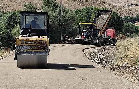 Tutak'ta iki köyün yolu daha sıcak asfaltla buluşuyor