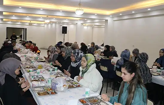 Tutak'ta Kaymakam Coşkun öğrencilerle aynı sofrada