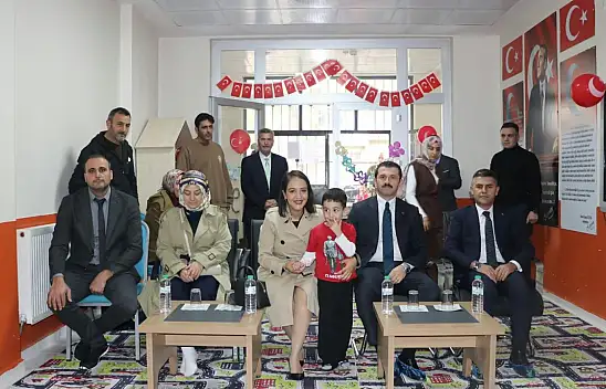 Tutak'ta minik öğrenciler Cumhuriyet Bayramı'nı gösterilerle kutladı