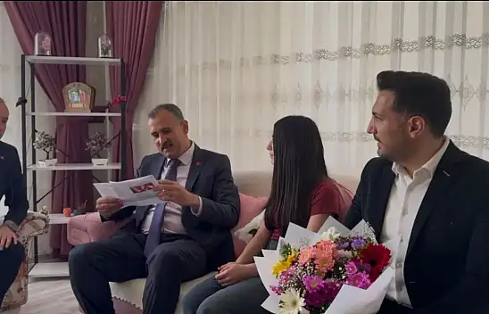 Vali Bozkurt, evde eğitim alan Elif Havva'nın karne sevincine ortak oldu