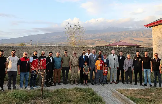 Vali Önder Bozkurt Çiftlik Köyü'nde vatandaşlarla buluştu