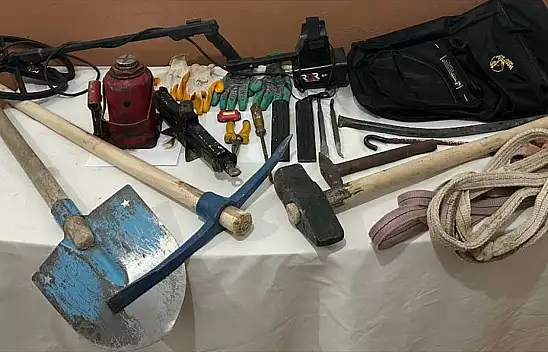 Van'da kaçak kazı yapan 4 kişi suçüstü yakalandı
