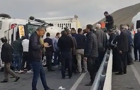 Van'da kontrolden çıkan tır devrildi! Sürücü yaralandı