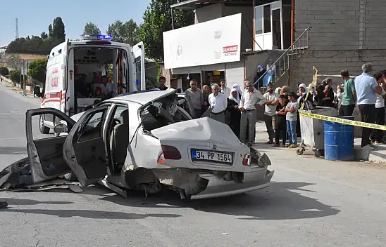 Van'da korkunç kaza: Park halindeki kamyonete çarpan otomobilde 1 kişi hayatını kaybetti