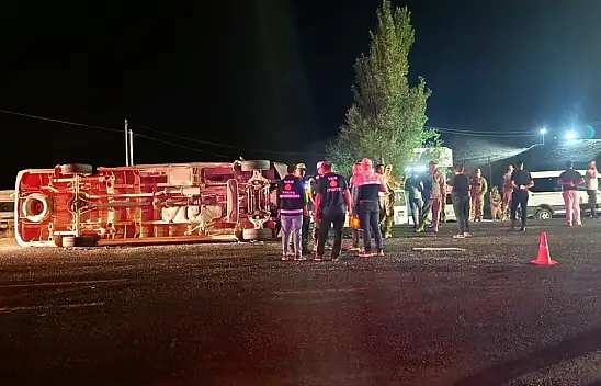 Van'da minibüs ile kamyon çarpıştı: Yaralılar var